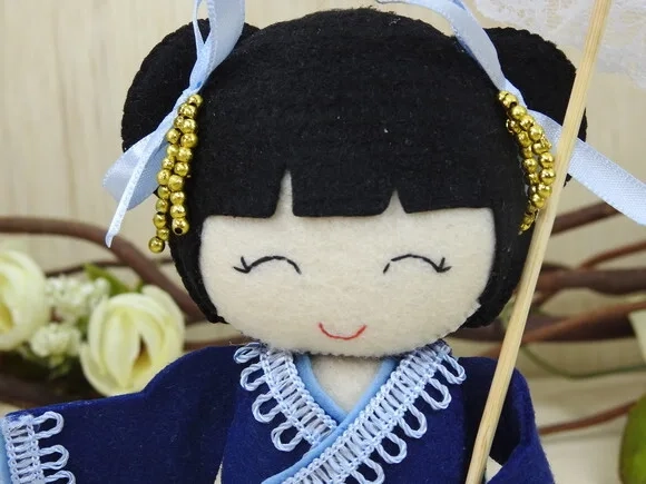 Boneca Kokeshi em Feltro 15 cm