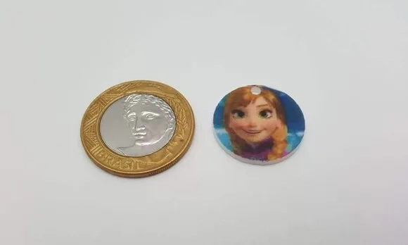 7 Pingentes da Princesa Anna de Frozen em Acrílico com 2,1cm