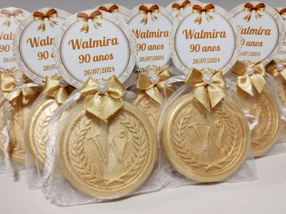 Lembrancinha 90 Anos: Sabonete Letra Inicial Personalizada