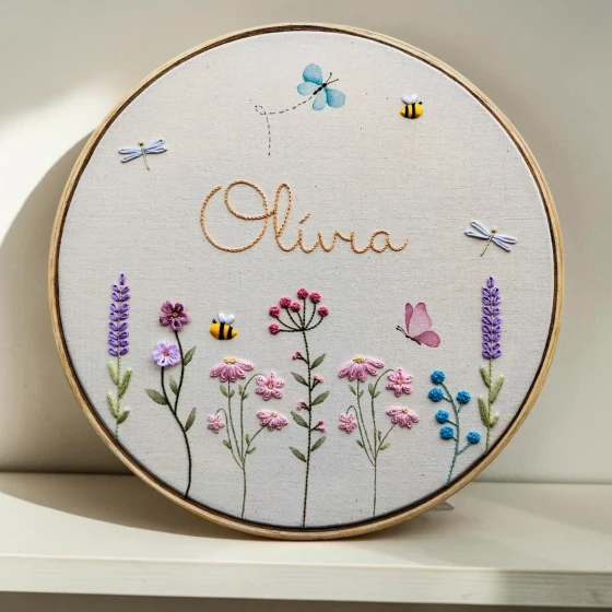 Porta Maternidade Jardim com Nome, Flores e Borboletas | Bordado e Aquarela
