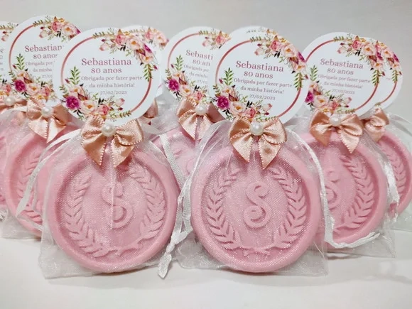 Lembrancinha 80 Anos: Sabonete Letra Inicial Personalizada