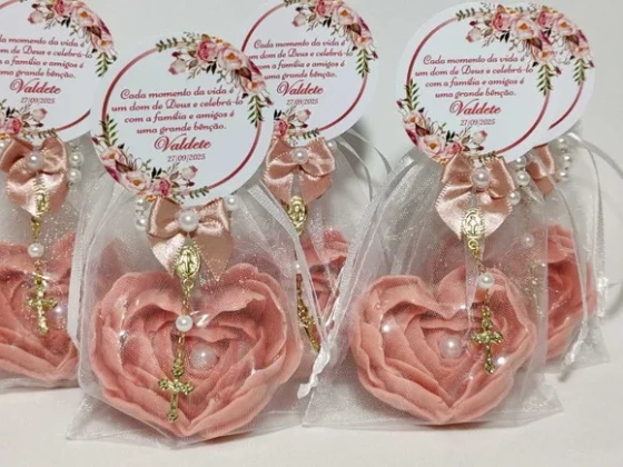 Lembrancinha 80 Anos: Sabonete Coração Flor com Mini Terço
