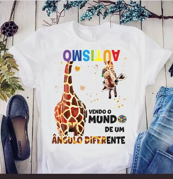 Camiseta Autismo Girafa Vendo o Mundo de Um Ângulo Diferente