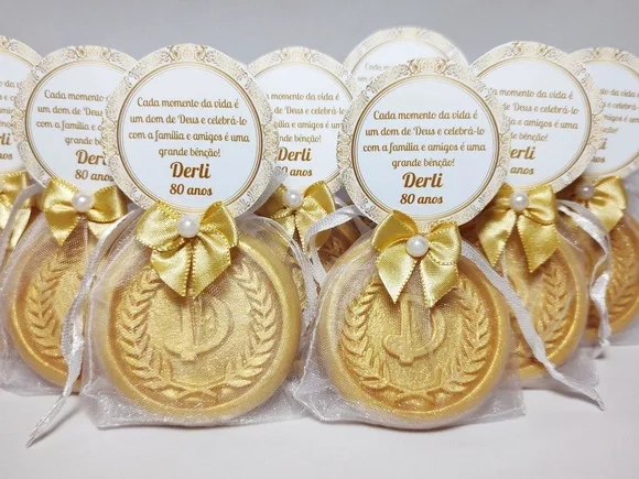 Lembrancinha Aniversário 80 Anos: Sabonete Letra Inicial
