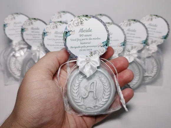 Lembrancinha 90 Anos: Sabonete Letra Inicial Personalizada