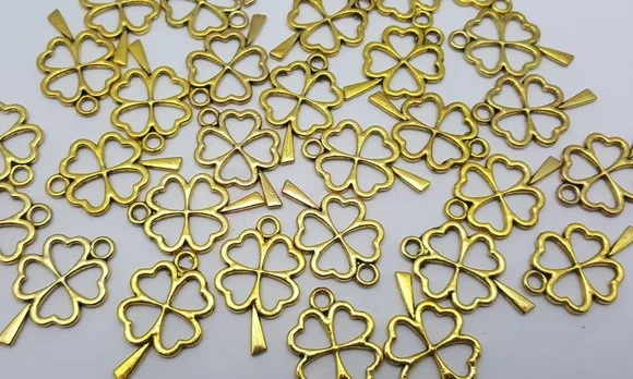 Pingente Trevo de Metal Dourado 3cm Pacote com 10 Unidades