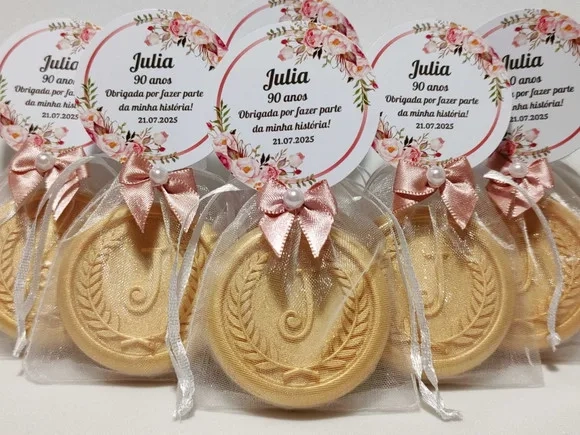 Lembrancinha 90 Anos: Sabonete Letra Inicial Personalizada