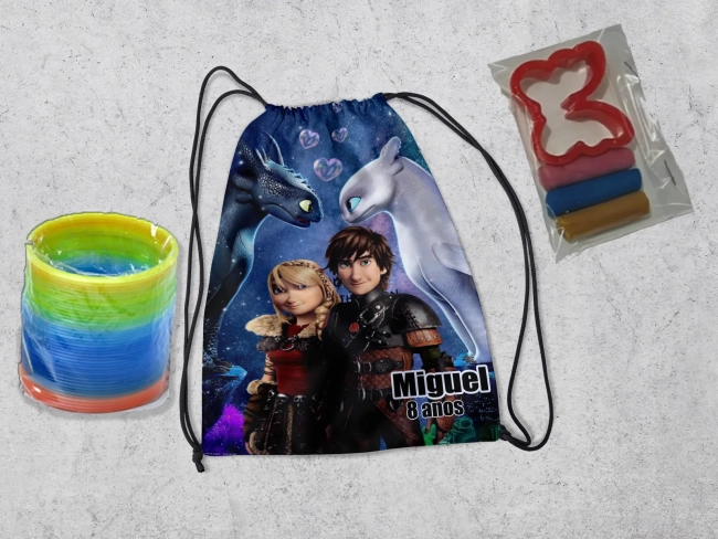 Kit Mochilinha + Mini Massinha de modelar e mola Maluca Como Treinar o seu Dragão