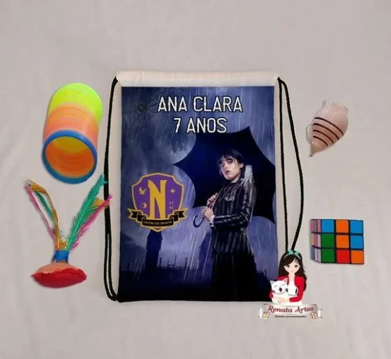 Mochila Brinquedos Retrô Tema Wandinha
