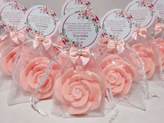 Lembrancinha de Aniversário 70 Anos: Sabonete Rosa Luxo