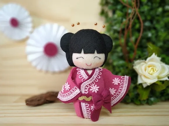 Boneca Kokeshi em Feltro 15 cm