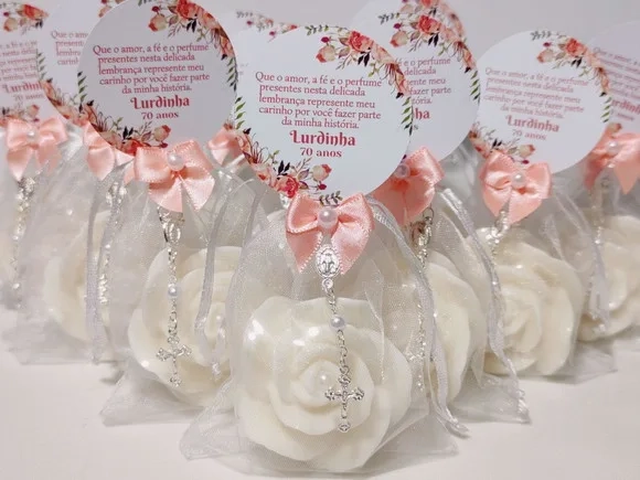 Lembrancinha 70 Anos: Sabonete Rosa Luxo com Mini Terço