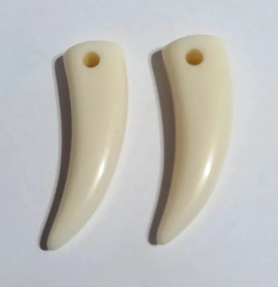 Dente de Sabre Pingente 3,4cm Pacote 12 Unidades