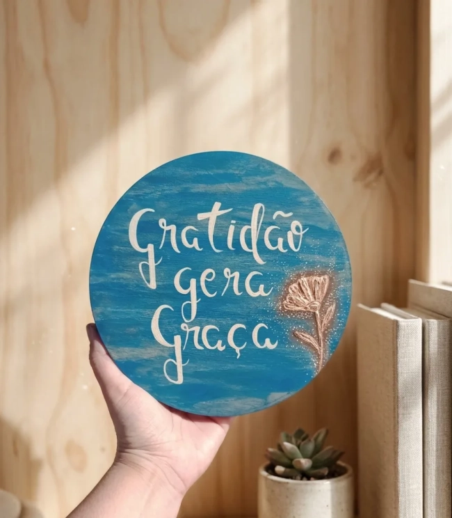 Placa Decorativa de Mesa Madeira Pinus Gratidão Gera Graça 20cm