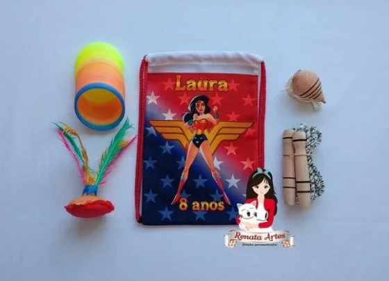 Mochila Boa Infância Tema Mulher Maravilha