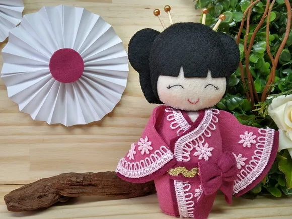 Boneca Kokeshi em feltro 15 cm