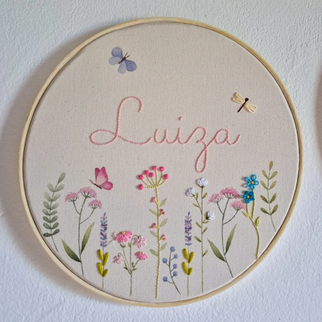 Porta Maternidade Jardim Floral com Nome | Bordado à Mão e Aquarela Personalizado