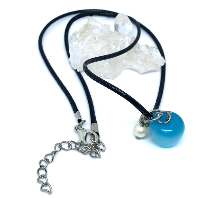 Cordão colar com pingente maçã de olho de gato azul e pérola