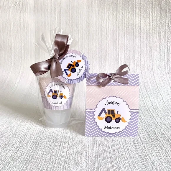 Lembrancinha Maternidade Kit álcool gel + sementinha Trator