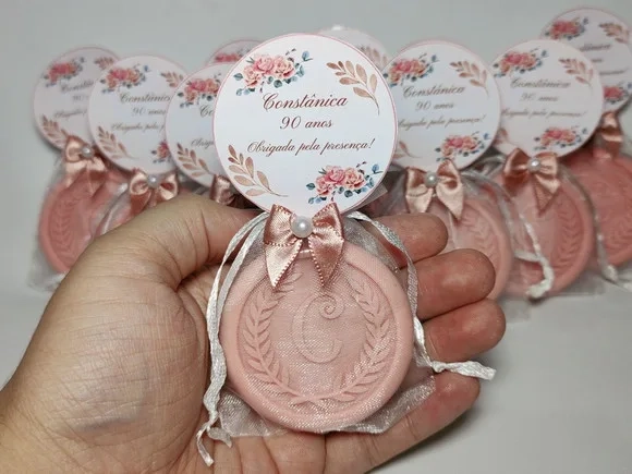 Lembrancinha 90 Anos: Sabonete Letra Inicial Personalizada
