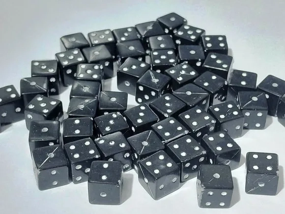 Dadinho Preto 10mm C/furo Passante Pacote com 50 Unidades