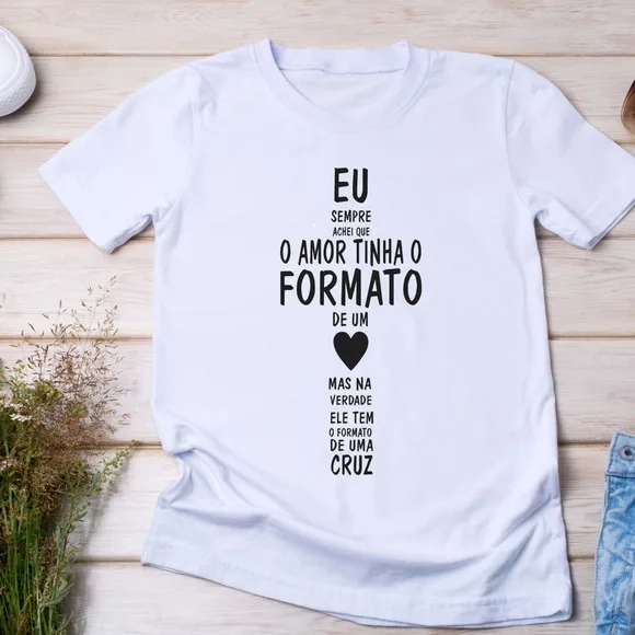 Camiseta Religiosa o Amor Tem o Formato de Uma Cruz