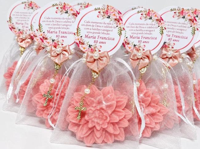 Lembrancinha 80 Anos: Sabonete Flor Dália com Mini Terço