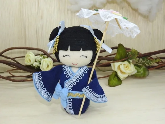 Boneca Kokeshi em Feltro 15 cm
