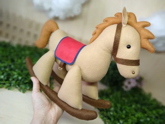 Cavalinho de Balanço em Feltro