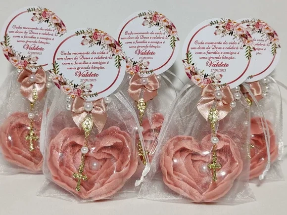 Lembrancinha 80 Anos: Sabonete Coração Flor com Mini Terço