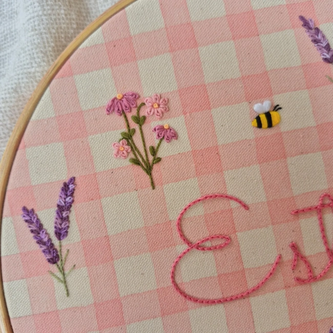 Porta Maternidade Xadrez Rosa com Nome | Flores e Borboletas Bordadas à Mão