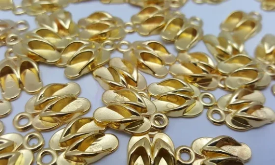 Pingente Chinelinhos Dourado De Abs 1,7cm - Pacote Com 25 Un