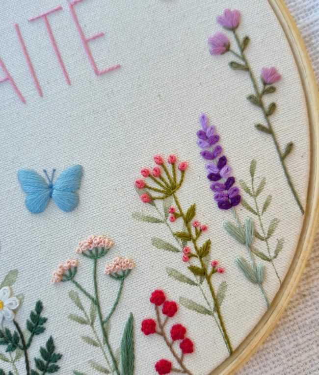 Porta Maternidade Floral com Nome e Borboletas | Bordado à Mão Personalizado