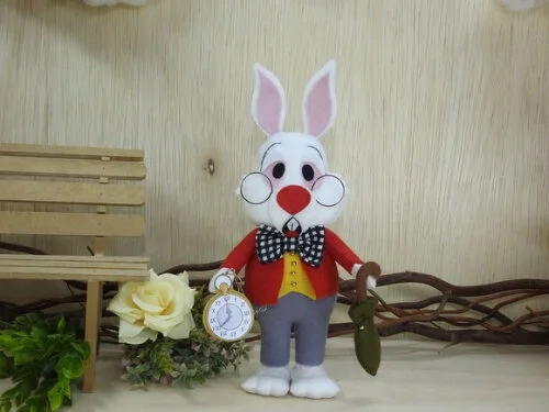 Coelho da Alice no País das Maravilhas em Feltro