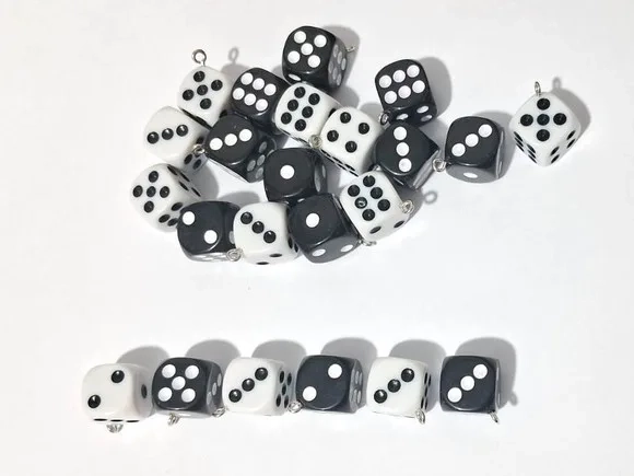 Pingente Dados de Acrílico Preto e Branco Pacote C/8 Peças