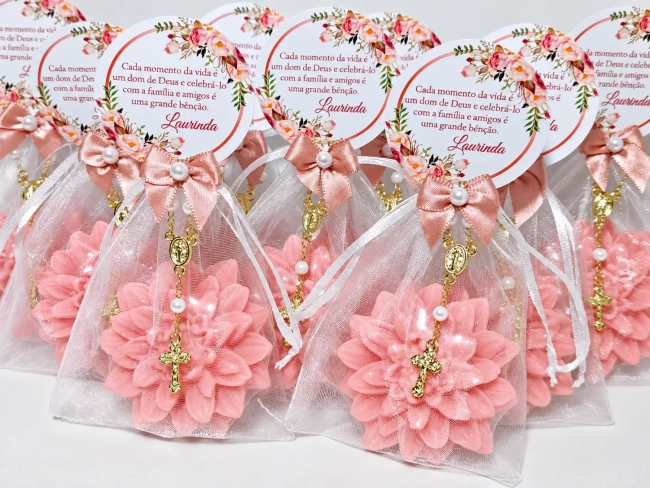 Lembrancinha 90 Anos: Sabonete Flor Dália com Mini Terço