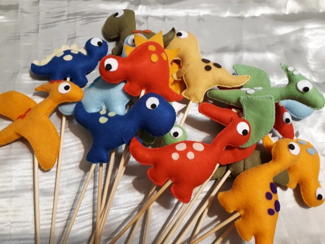 Dinossauro de feltro para decoração