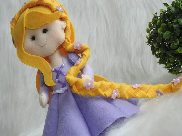 Boneca Rapunzel em Feltro- Enrolados