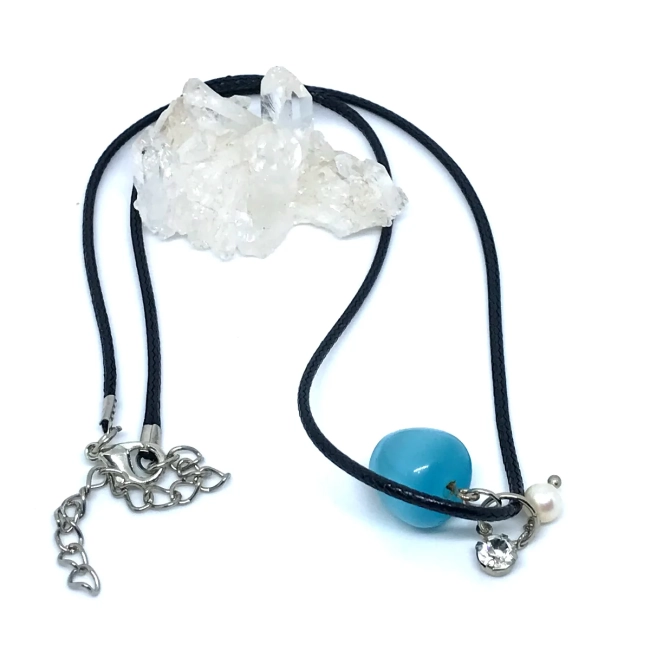 Cordão colar com pingente maçã de olho de gato azul e pérola