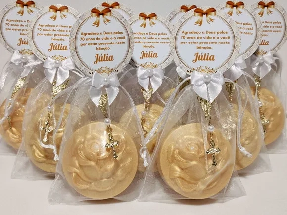 Lembrancinha 70 Anos: Sabonete Botão de Rosa com Mini Terço