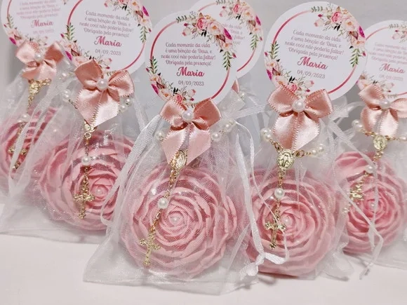 Lembrancinha 80 Anos: Sabonete Rosa Delicada Luxo com Terço