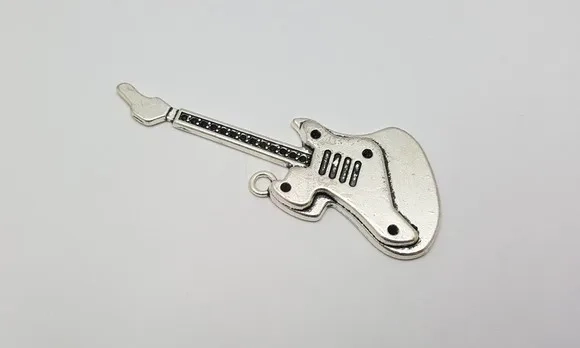 Pingente de Guitarra Prateado de 7,3cm