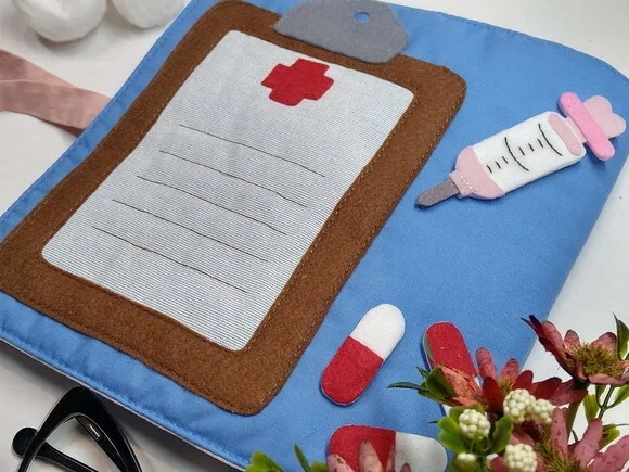 Livro em Tecido Tema Hospital - Enfermeira * Chamar Chat