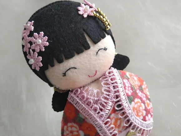 Boneca Kokeshi em feltro 15 cm