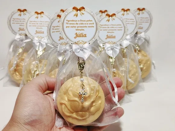Lembrancinha 70 Anos: Sabonete Botão de Rosa com Mini Terço