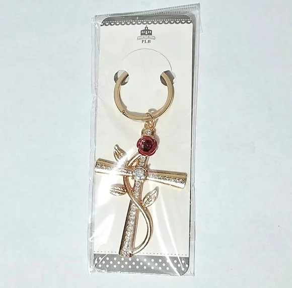 Chaveiro Crus e Rosa Metal Dourado Pacote com 1 Peça