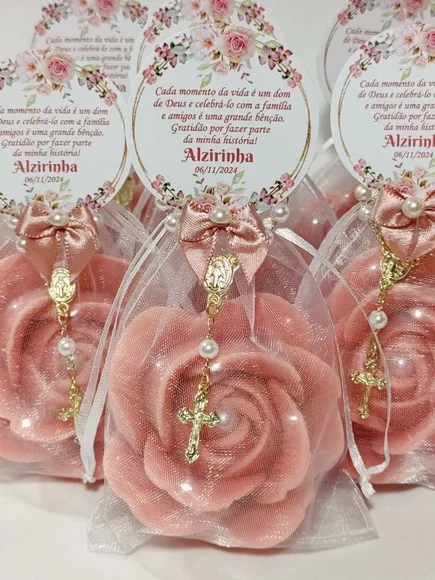 Lembrancinha 80 Anos: Sabonete Rosa Elegance com Mini Terço