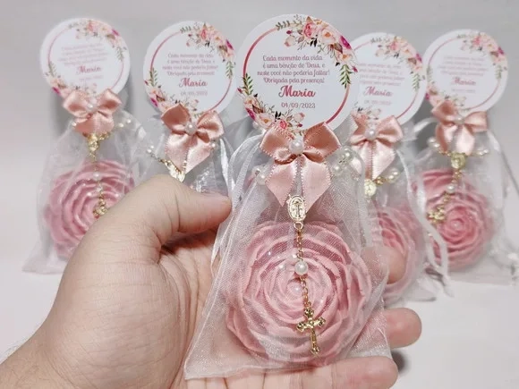 Lembrancinha 80 Anos: Sabonete Rosa Delicada Luxo com Terço