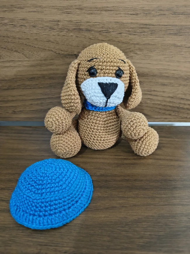 Cachorro amigurumi com coleira e chapéu