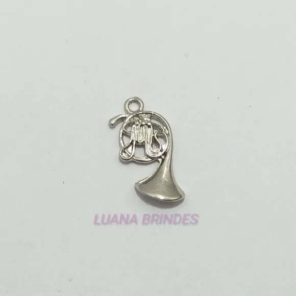 Pingente Trompa em Metal Prateado - pct c/12 unid